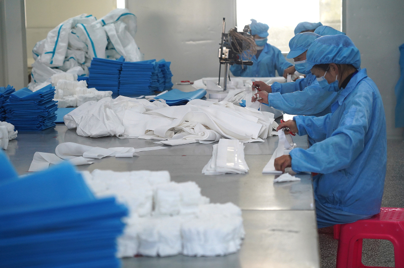 江西開足馬力保供應 防護用品生產一線助力醫(yī)護安全